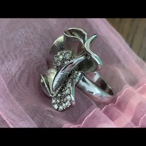 Silver flower ring with crystals